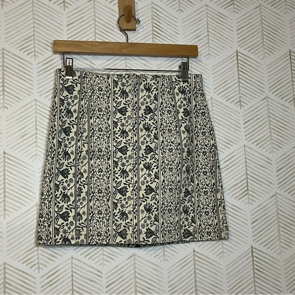 🔆 Free People floral lace Print Mini Skirt, Gray & cream, Back Zipper, Size 6